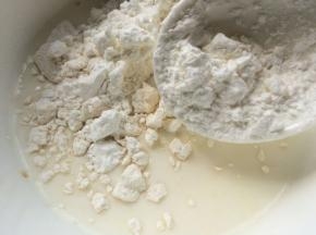 55ml牛奶倒入碗中，加入15克低筋面粉，15克玉米淀粉。