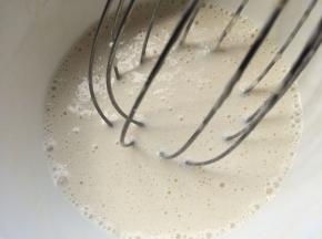 然后用手动打蛋器把粉搅拌均匀。