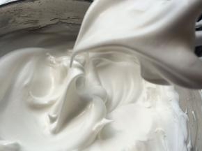 最后蛋白霜湿性发泡的状态，打蛋器提起，蛋白霜形成大弯钩即可。