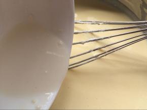 搅拌好的牛奶粉液慢慢倒入第三步骤的奶油芝士糊中，一边倒入一边搅拌混合均匀。