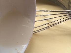 搅拌好的牛奶粉液慢慢倒入第三步骤的奶油芝士糊中，一边倒入一边搅拌混合均匀。