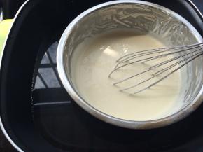 锅中放入适量的水，烧至65-70度左右，隔热水把用手动打蛋器慢慢搅拌至奶油芝士，黄油，牛奶融合为一体，成为无颗粒非常顺滑的芝士糊。