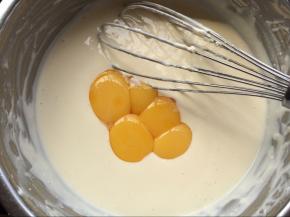 蛋白蛋黄分开，蛋白放入无油无水的打蛋盆中备用，5个蛋黄放入芝士糊中轻轻搅拌均匀待用。