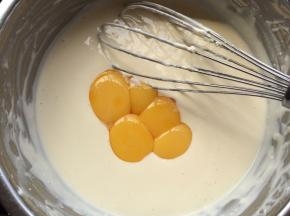 蛋白蛋黄分开，蛋白放入无油无水的打蛋盆中备用，5个蛋黄放入芝士糊中轻轻搅拌均匀待用。