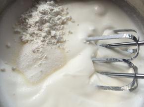 蛋白细腻无任何鱼眼泡，但是还很软，大概5分左右，再加入第三次细砂糖和8克玉米淀粉打发至湿性发泡。