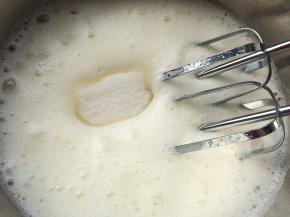 打至有少量的小鱼眼泡加入第二次的细砂糖打发。