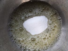 细砂糖分三次加入蛋白中，蛋白用电动打蛋器打一下有大鱼眼泡状，加入第一次细砂糖打发。