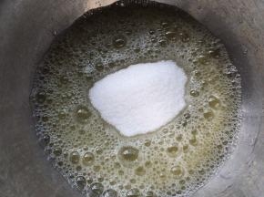 细砂糖分三次加入蛋白中，蛋白用电动打蛋器打一下有大鱼眼泡状，加入第一次细砂糖打发。