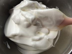 打至蛋白霜差不多好时，用刮板把粘打蛋盆边边的蛋白霜刮至盆中间，用打蛋器低速再搅打三五下即可。