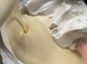 再把芝士面糊倒入剩余的蛋白霜中，用切拌的手法或上下搅拌的手法混合均匀即可。