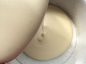 再把做好的面糊倒入模具中。