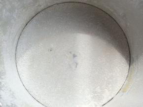 10克黄油融合，把戚风模具抹上一层黄油，15克低筋面粉撒入模具中，然后抖掉多余的粉末。