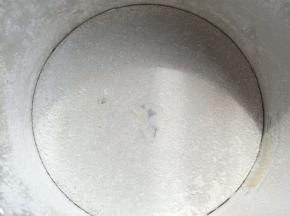 10克黄油融合，把戚风模具抹上一层黄油，15克低筋面粉撒入模具中，然后抖掉多余的粉末。