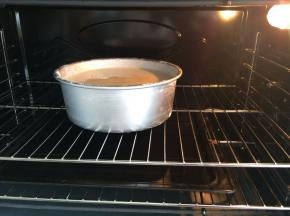 烤箱预热10分钟。
准备一个烤盘，把烤盘装入适量的水，放入烤箱中倒数一层或第二层，然后放入一个烤架在中层，然后隔水沫浴烘烤，上火150度，下火155，中层，时间60分钟。