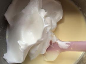 再把打好的蛋白霜取三分之一放入芝士面糊中用切拌手法混合均匀。