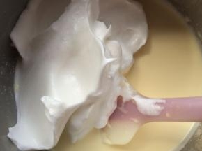 再把打好的蛋白霜取三分之一放入芝士面糊中用切拌手法混合均匀。