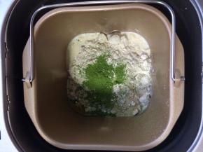 提前准备好所有材料。面团材料除了黄油外，其余材料如牛奶，鸡蛋，细砂糖，细盐，高筋面粉，抹茶粉，酵母依次放入面包机中，按和面程序和面。
