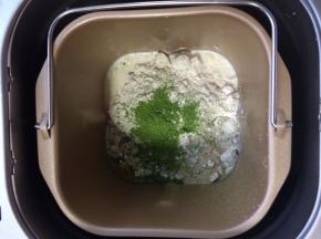 提前准备好所有材料。面团材料除了黄油外，其余材料如牛奶，鸡蛋，细砂糖，细盐，高筋面粉，抹茶粉，酵母依次放入面包机中，按和面程序和面。