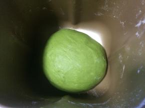 和好的面团拿出来搓圆，再放入面包机桶能进行发酵，夏天不需要开发酵功能，冬天需开发酵功能。