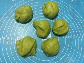 把发酵好的面团从盆中取出，用手轻轻按压面团进行排气，排气好后把面团分成6等份。