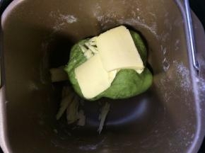 和面到初步扩展，能拉出厚厚易破的膜，放入黄油和面。