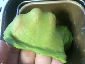 和好后的面团拿一小块出来，能拉出有韧性不易破的手套膜或破了的边缘光滑整洁就好了。