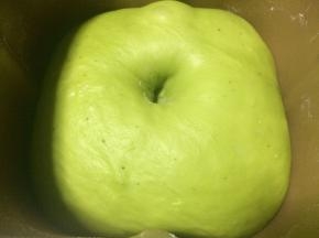 发酵至2-2.5倍大，我这次发酵了40分钟，仅供参考。
面团发酵完毕，看面团有没有一发到位，用手按压一个孔，面团不回缩表示发酵完毕。