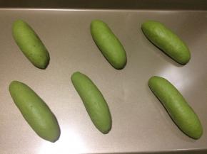 把全部整形好放入烤盘、进行二发，发至1.5-2倍大，二发温度30-38度之间不得超40度，湿度75%-85%之间。