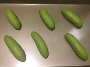 把全部整形好放入烤盘、进行二发，发至1.5-2倍大，二发温度30-38度之间不得超40度，湿度75%-85%之间。