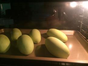 烤箱预热10分钟，上火170度，下火165度，中层，时间25分钟。