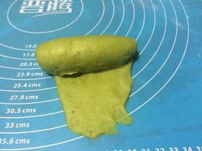 从上往下卷起。