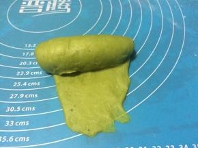 从上往下卷起。