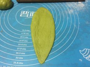 醒发好后取面团擀成椭圆形状。