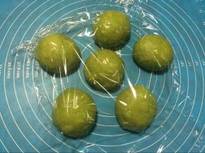 分好的面团全部搓圆，盖上保鲜膜松弛10分钟。