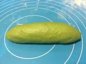 卷好后，把两头搓一搓成尖的形状。
