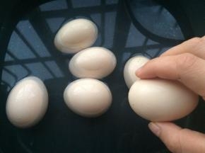 锅中放入适量的水，把鸡蛋放入，大火把水煮开后再煮2分钟，关火焖8分钟即可。