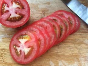 西红柿切薄片。