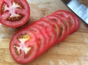 西红柿切薄片。