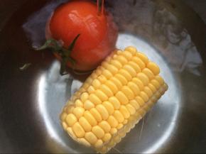 西红柿和玉米冲洗干净。