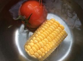 西红柿和玉米冲洗干净。