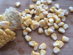 把玉米粒掰出。