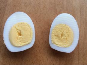 煮好的水煮蛋去壳对半切开。