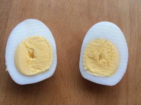 煮好的水煮蛋去壳对半切开。