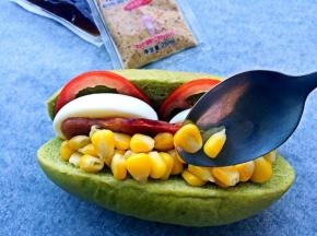 依次放入西红柿，鸡蛋，培根，玉米粒。