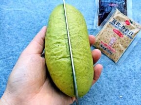 面包冷气后对半切开，但是不要切断。