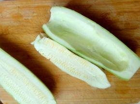 再把西葫芦一切儿，用小勺挖掉瓤。