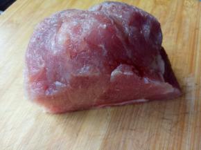 里脊肉洗干净后切片。(可以放冰箱速冻一会，这样比较好切)