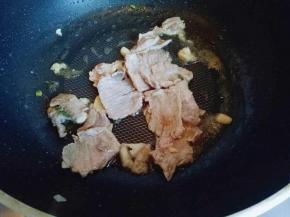 炒至肉片发白时加入料酒继续小火煸炒。