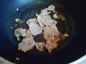炒至肉片发白时加入料酒继续小火煸炒。