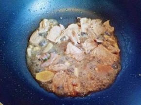 加入少许生抽，再加一勺水，把肉片炒熟。